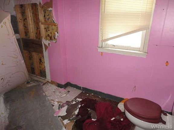 5th image of 245 Stevens Ave