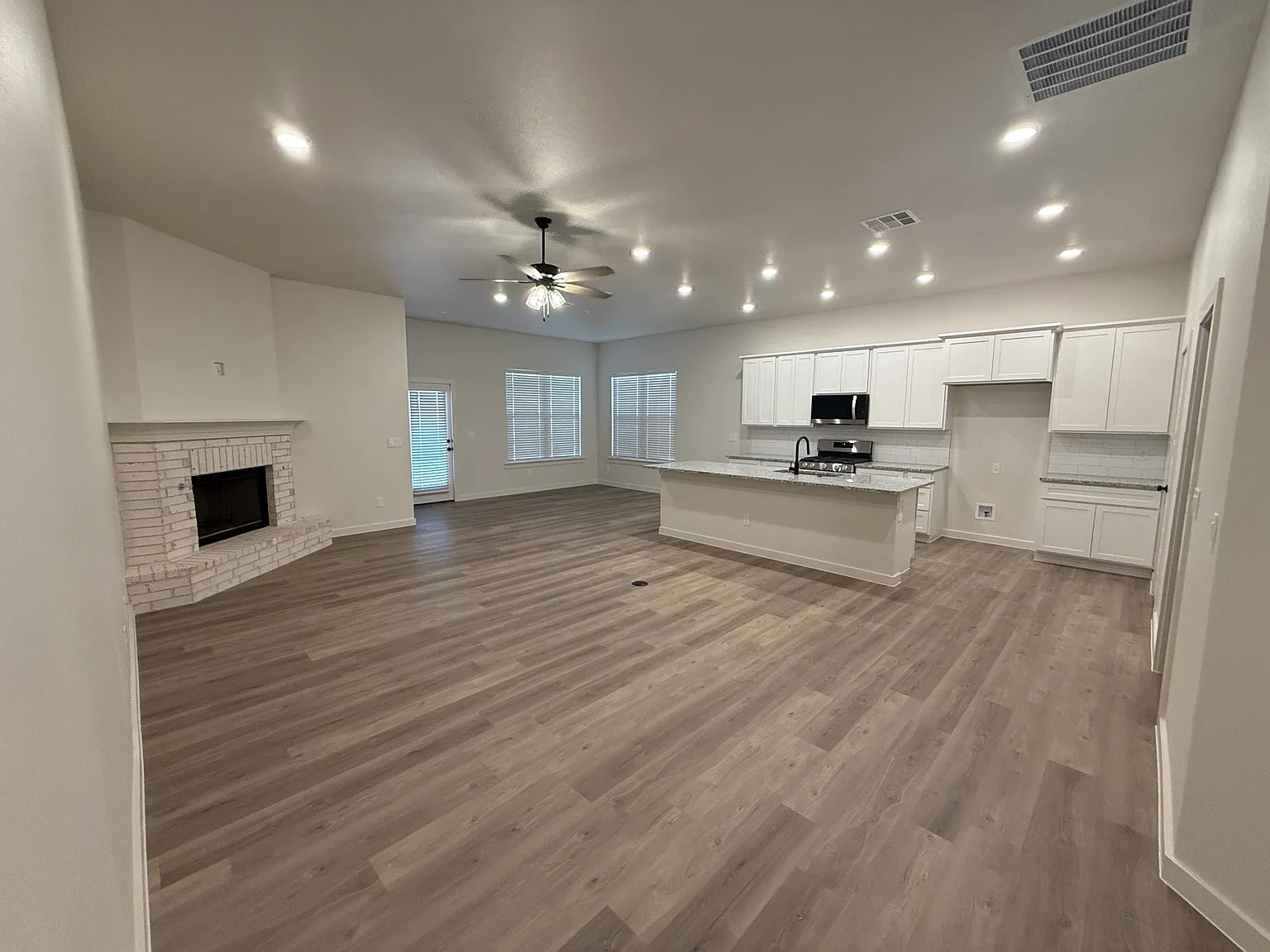 4 bed, 2050 sqft, $2,550 — Photo 4
