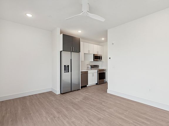 4th image of 1221 E Fletcher St #409A