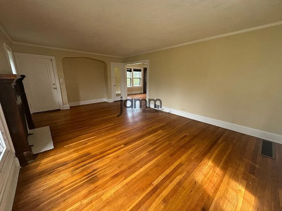 Charming Unit in Shaker Heights! — Photo 3