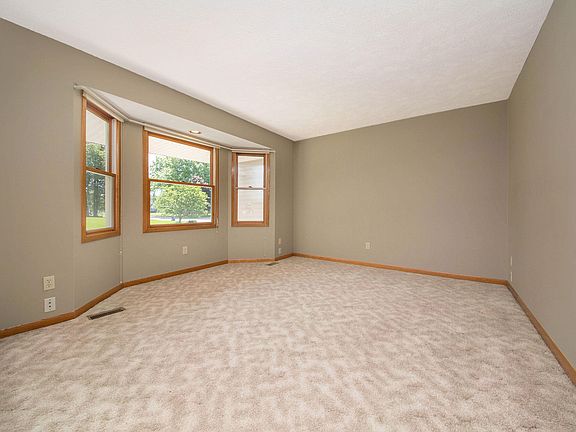5th image of 916 Barton St