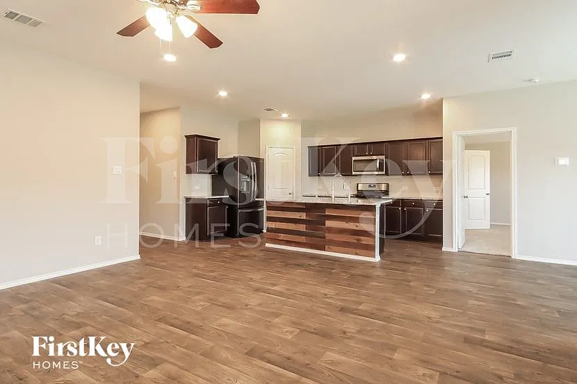 4 bed, 2.0 bath, 1748 sqft, $2,025 — Photo 4