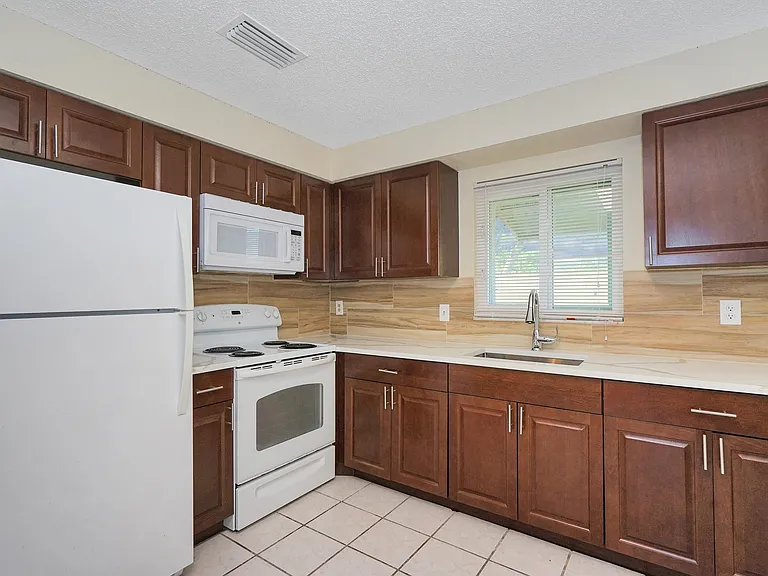 2716 SW 46th St #2 — Photo 2