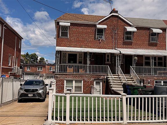 2nd image of 934 Balcom Avenue