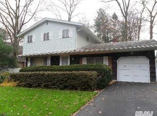 31 Carriage Dr, Kings Park, NY 11754