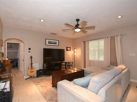 4th image of 901 SW 18th Ct