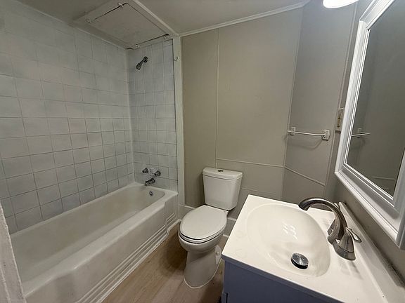 4th image of 104 Parkview St W #C