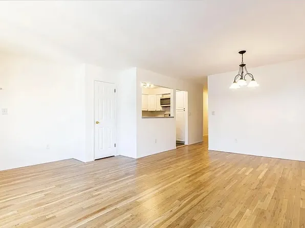 136 Suburbia Terrace image 3 of 7