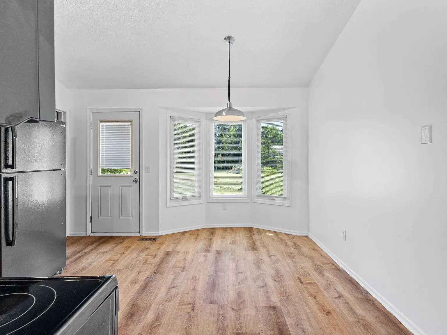 3 bed, 1045 sqft, $1,575 — Photo 3