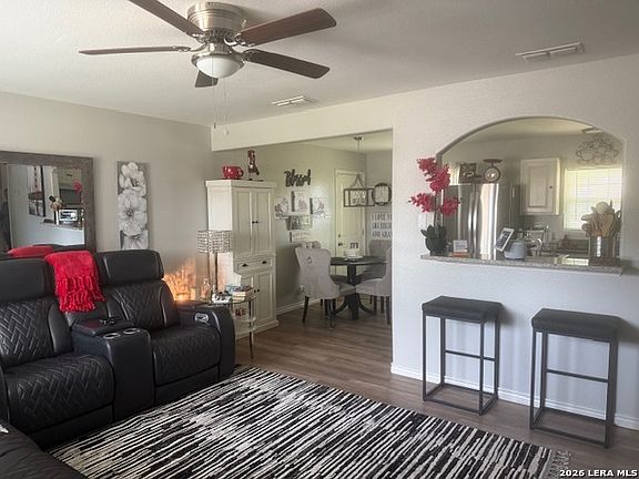 5th image of 1011 E Hutchinson