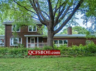6914 Valley Dr, Bettendorf, IA 52722