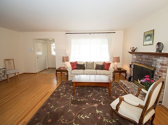 3rd image of 1150 Glenview Dr