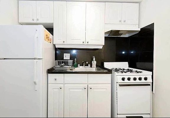 3rd image of 405 E 61st St APT 4A