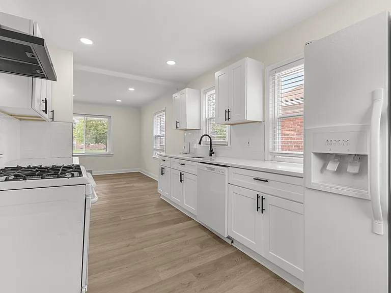 1405 Venice St — Photo 16