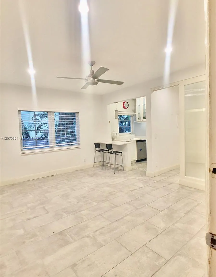 260 Euclid Condo — Photo 3