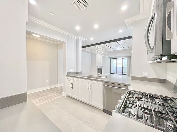 5th image of 11823 Darlington Ave #302