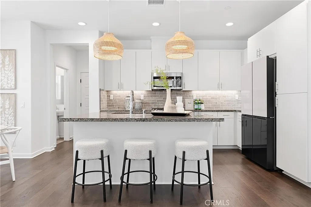 2 bed, 2.5 bath, 1341 sqft, $4,200 — Photo 3