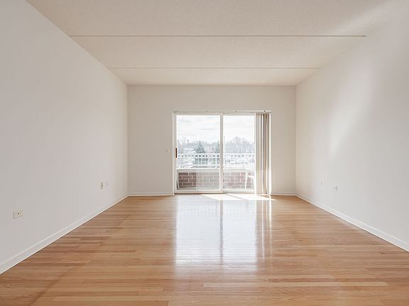 4th image of 570 Crescent Blvd Unit 409