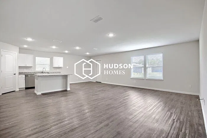 3 bed, 2.0 bath, 1600 sqft, $1,399 — Photo 3