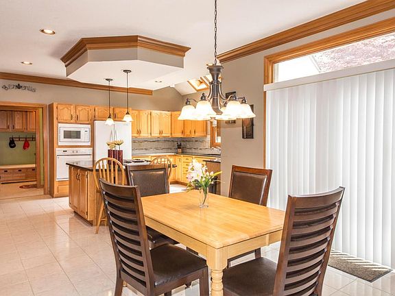 5th image of 396 Windcroft Dr