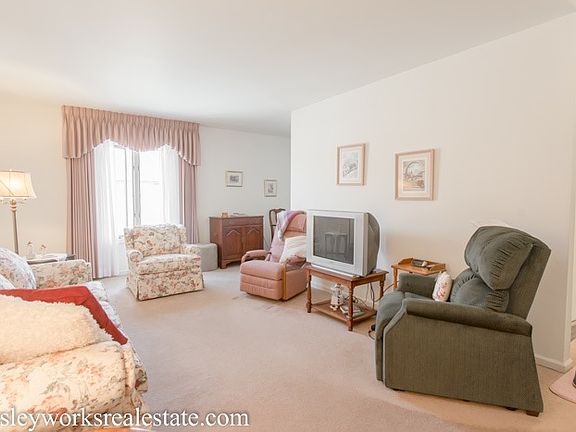 2nd image of 443 Vera Cir #D