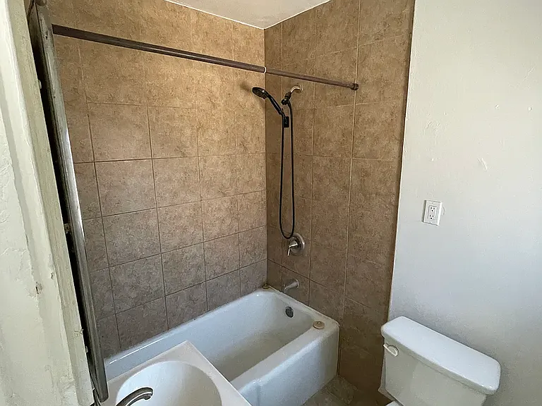 81 E Market St — Photo 3