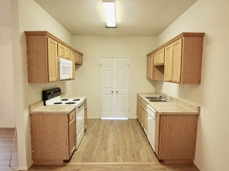 112-114 Collett Ct — Photo 2