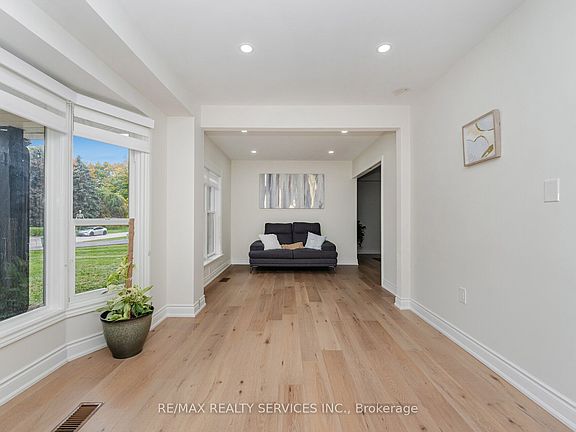 5th image of 14 Snowberry Ct