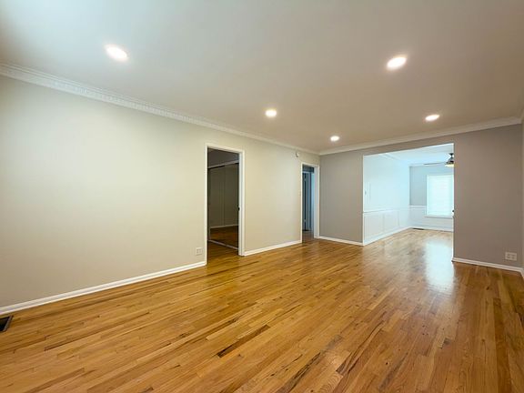 4th image of 10428 Riverside Dr #10428