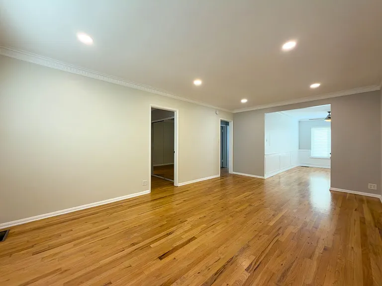 10428 Riverside Dr — Photo 2
