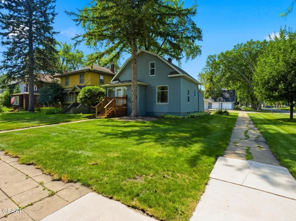 902 Reeves Dr, Grand Forks, ND 58201