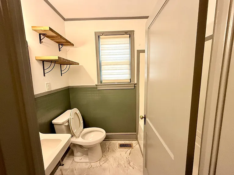 555 King Ave — Photo 13