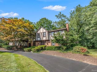 4120 Stoneleigh Rd, Bloomfield Hills, MI 48302
