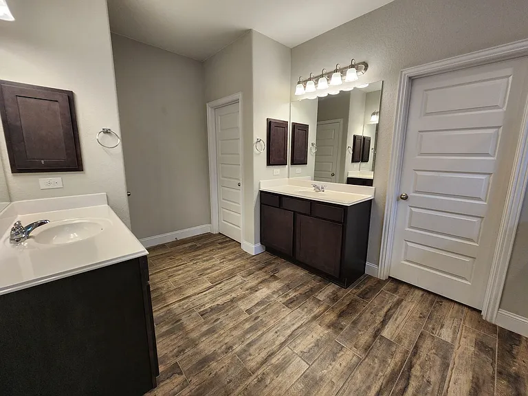 1331 Gruene Glen St — Photo 20
