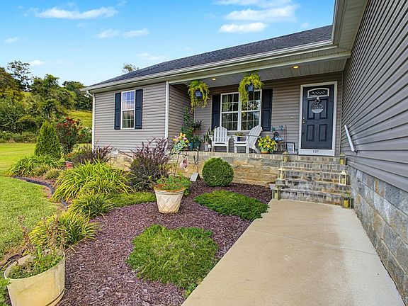3rd image of 127 Fiddlers Ct