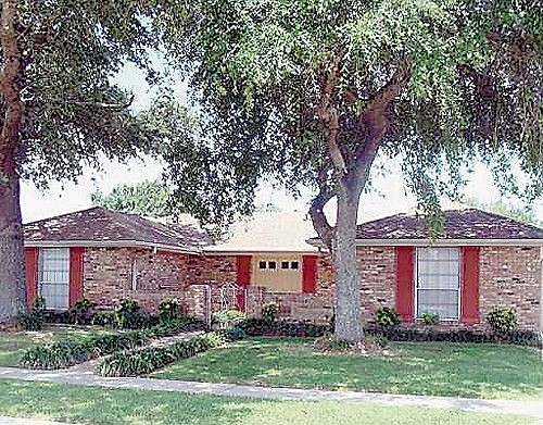 1st image of 3912 Hillcrest Dr