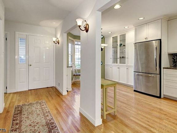 5th image of 84 Leonardo Dr