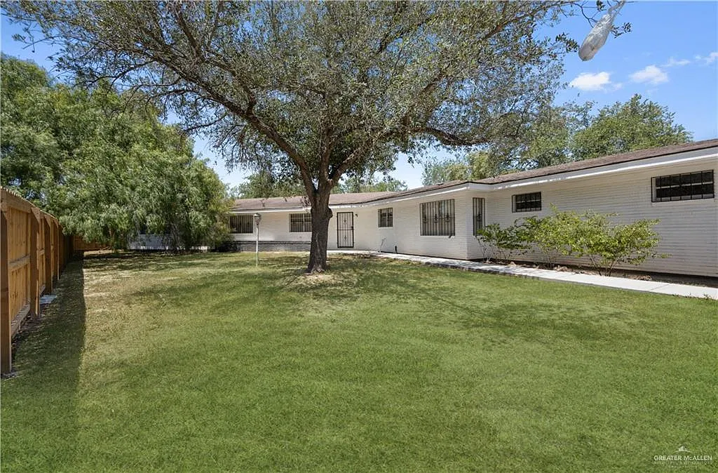 4 bed, 3.0 bath, 2819 sqft, $1,900 — Photo 2