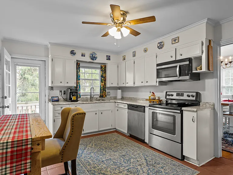 2100 Villa Dr — Photo 8