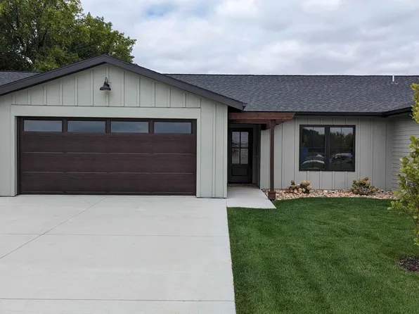 3921 Dorothys Ln, Spirit Lake, IA 51360