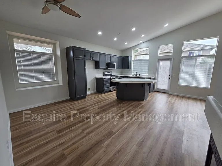 4888 Ellington St — Photo 7