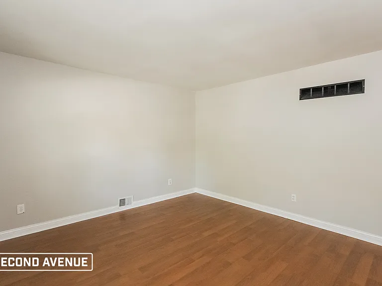 11032 N Harrison St — Photo 14