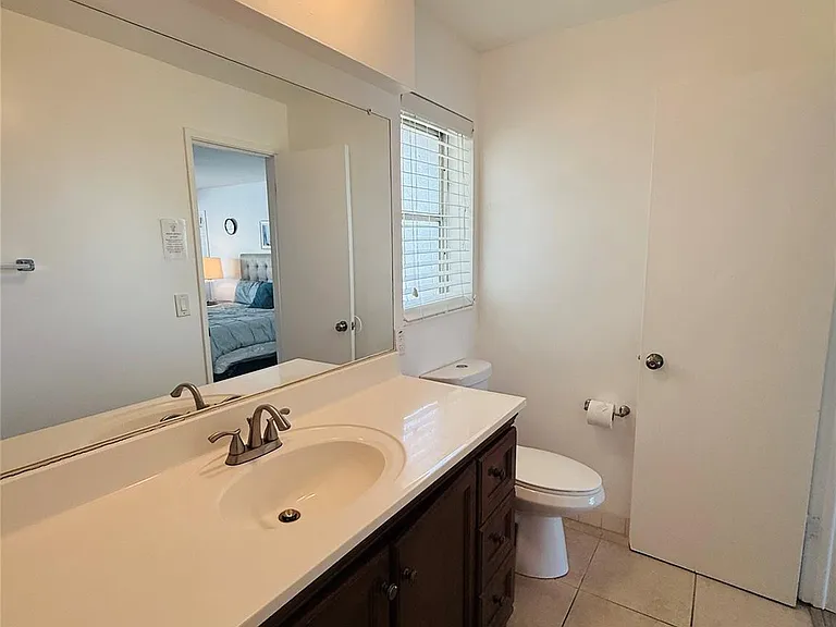 3226 NE 12th St #10 — Photo 8