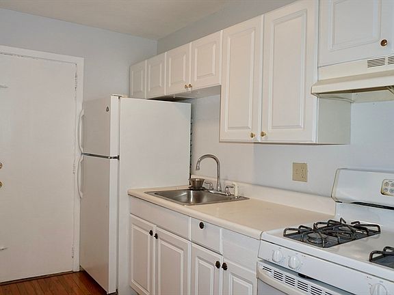 3rd image of 6 Hayes Rd APT 10