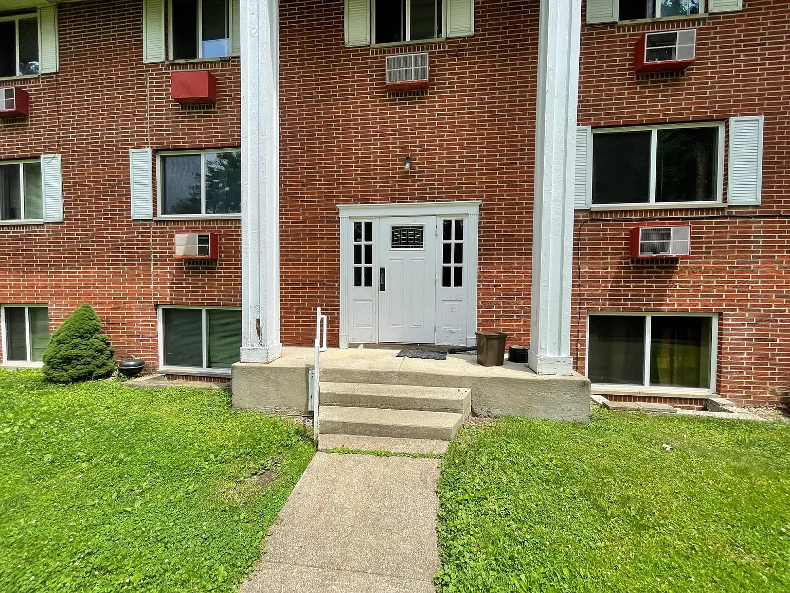 2 bed, 1.5 bath, $950 — Photo 1