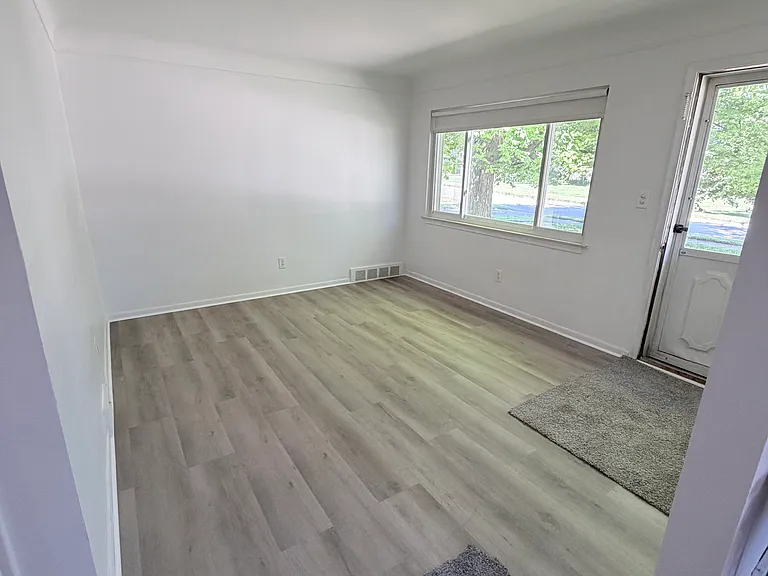 16101 Salem St — Photo 3