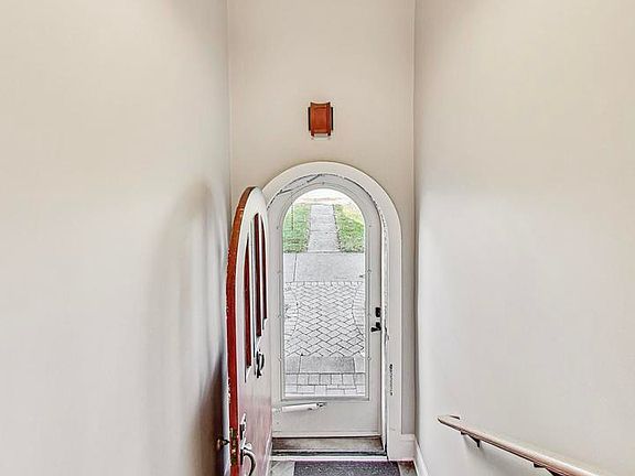 3rd image of 902 S Crescent Ave