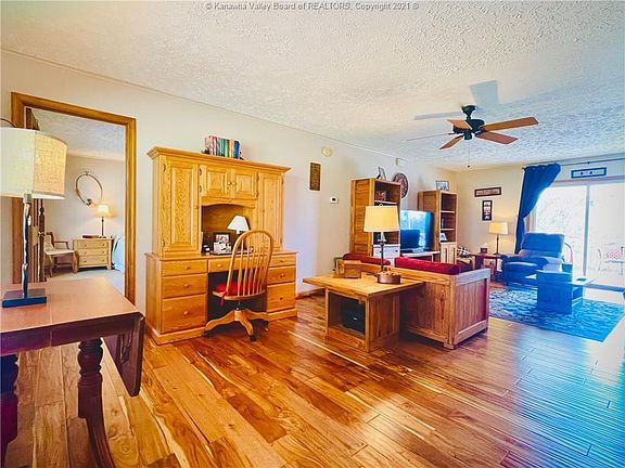 4th image of 1853 Lakewood Dr