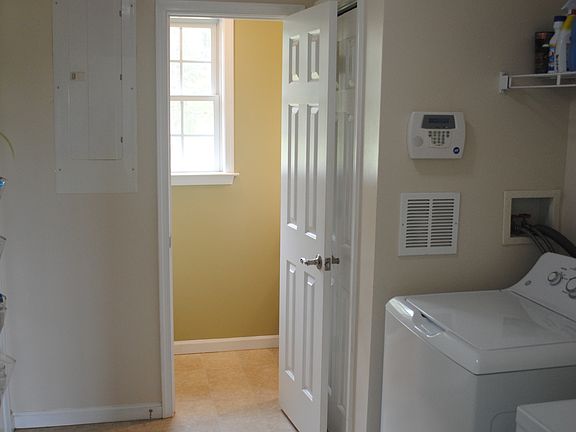 Laundry/Mud Room; 1/2 Bath