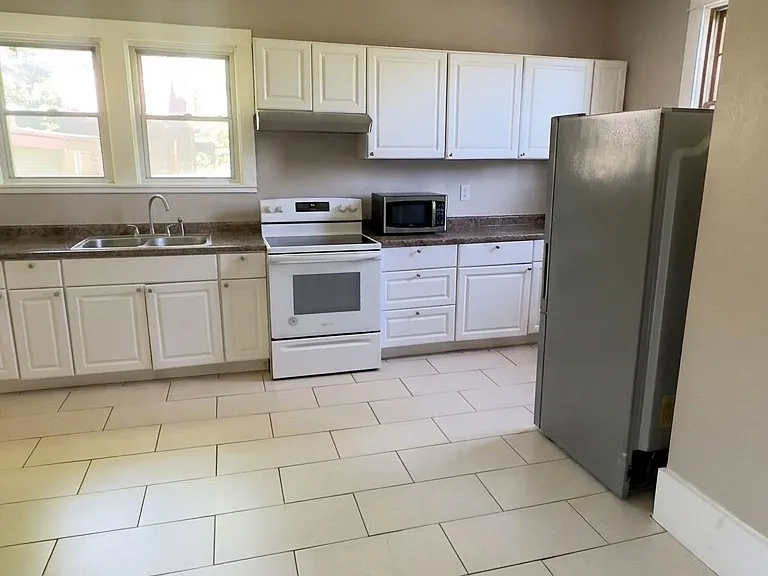 209 N Van Buren St #B — Photo 6